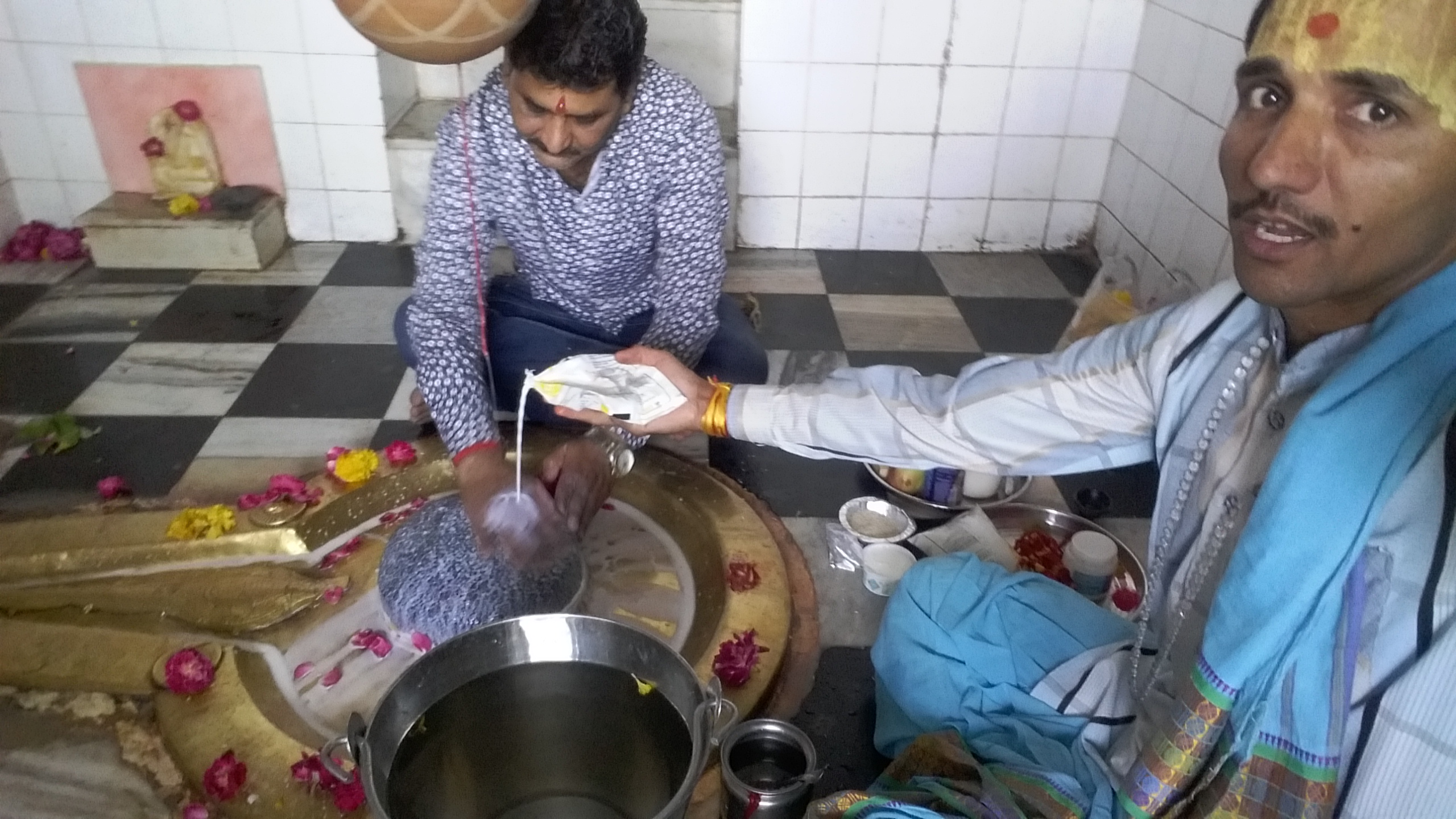 Ujjain se anil ji abhisek karte huveउज्जैन से अनिल जी अभिषेक करए हुवे