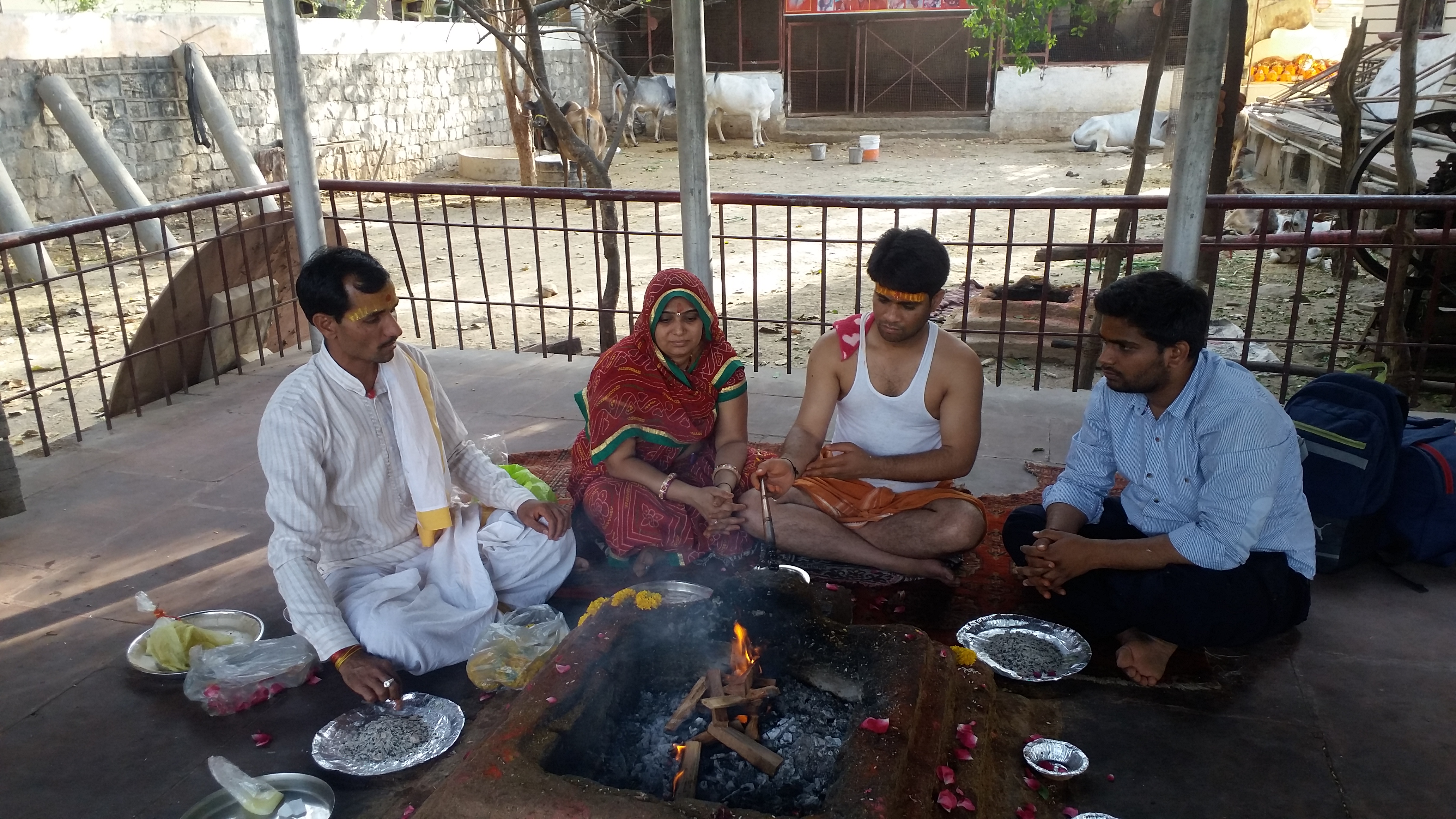 Shivadin se grahn puja karte huve pavan jiशिवाड़ से ग्रहण पूजा कारतेहुवे पवन जी