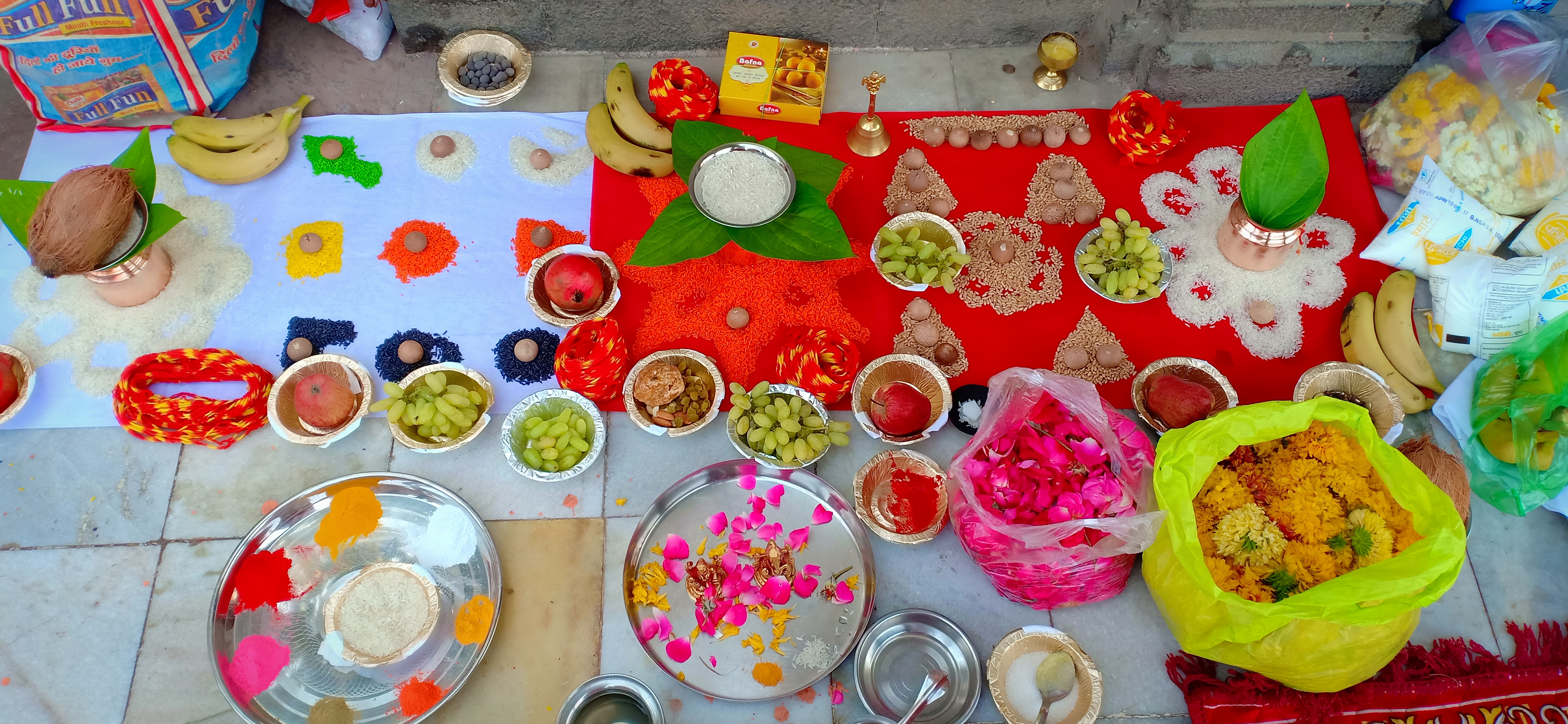 सूर्य ग्रह शांति पूजन hawan अभिषेक कराते हुए शैलेश जी चंदौली Surya  garh pujan haven't Shanti karate huve shelesh ji chandoli se