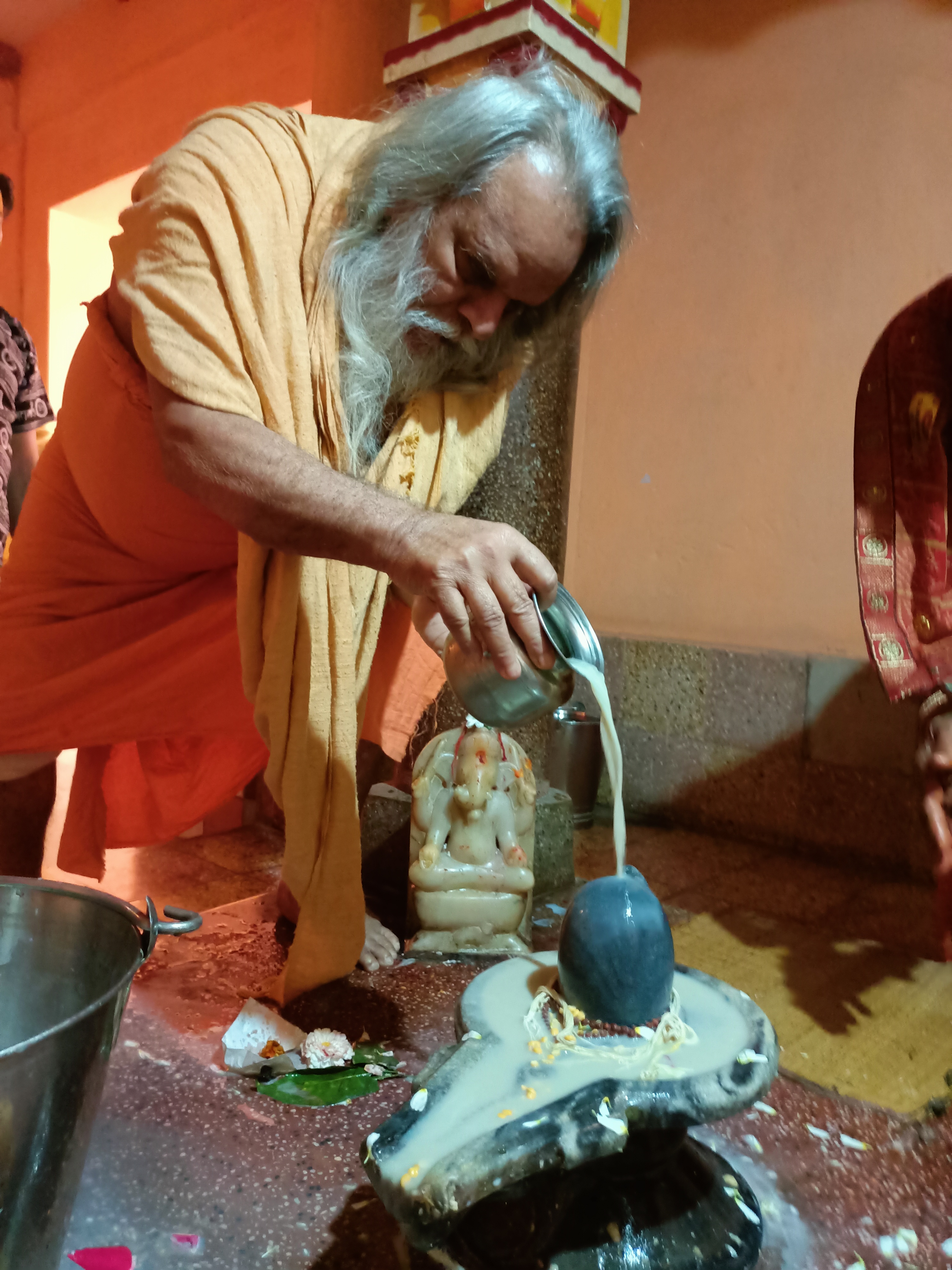 उज्जैन में शिव रुद्राभिषेक पूजन कराते हुए शिव भक्त