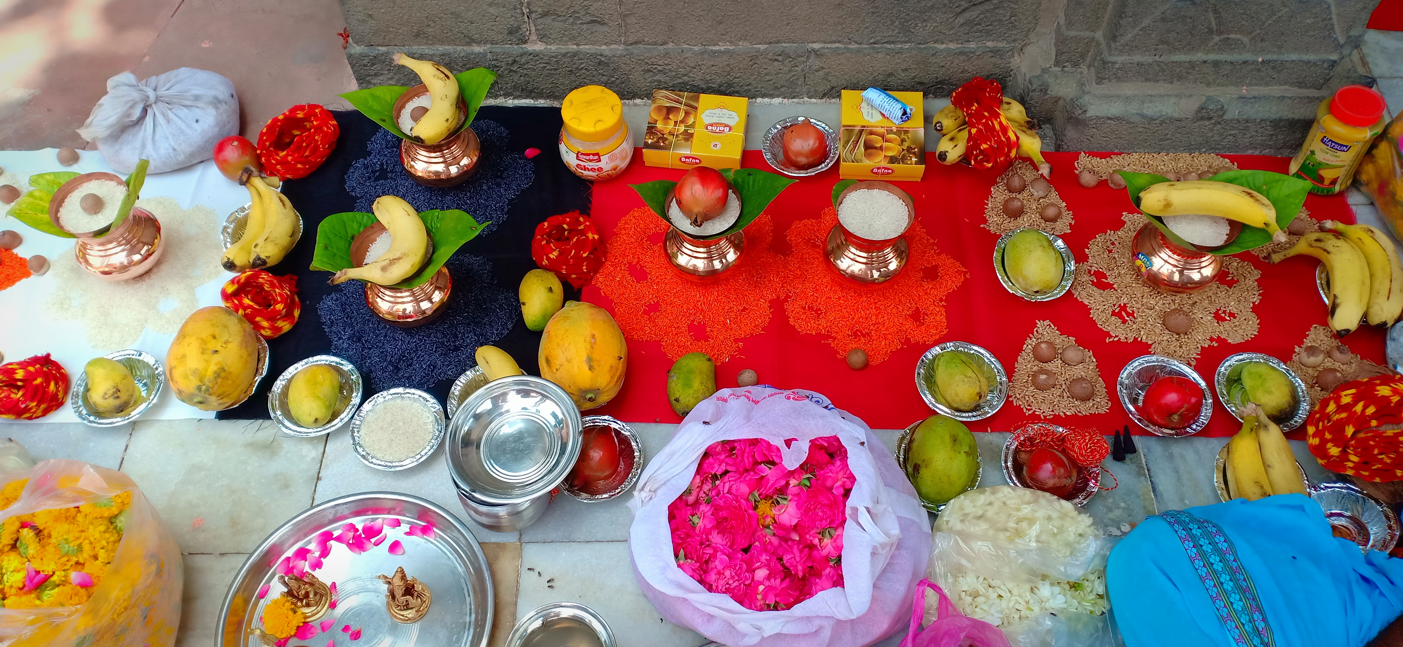 Archana Singh karnatak se Mangal dosh Shanti Pujan havan karate hue Ujjain mei अर्चना सिंह कर्नाटक से मंगल दोष शांति पूजन हवन कराते हुए उज्जैन में