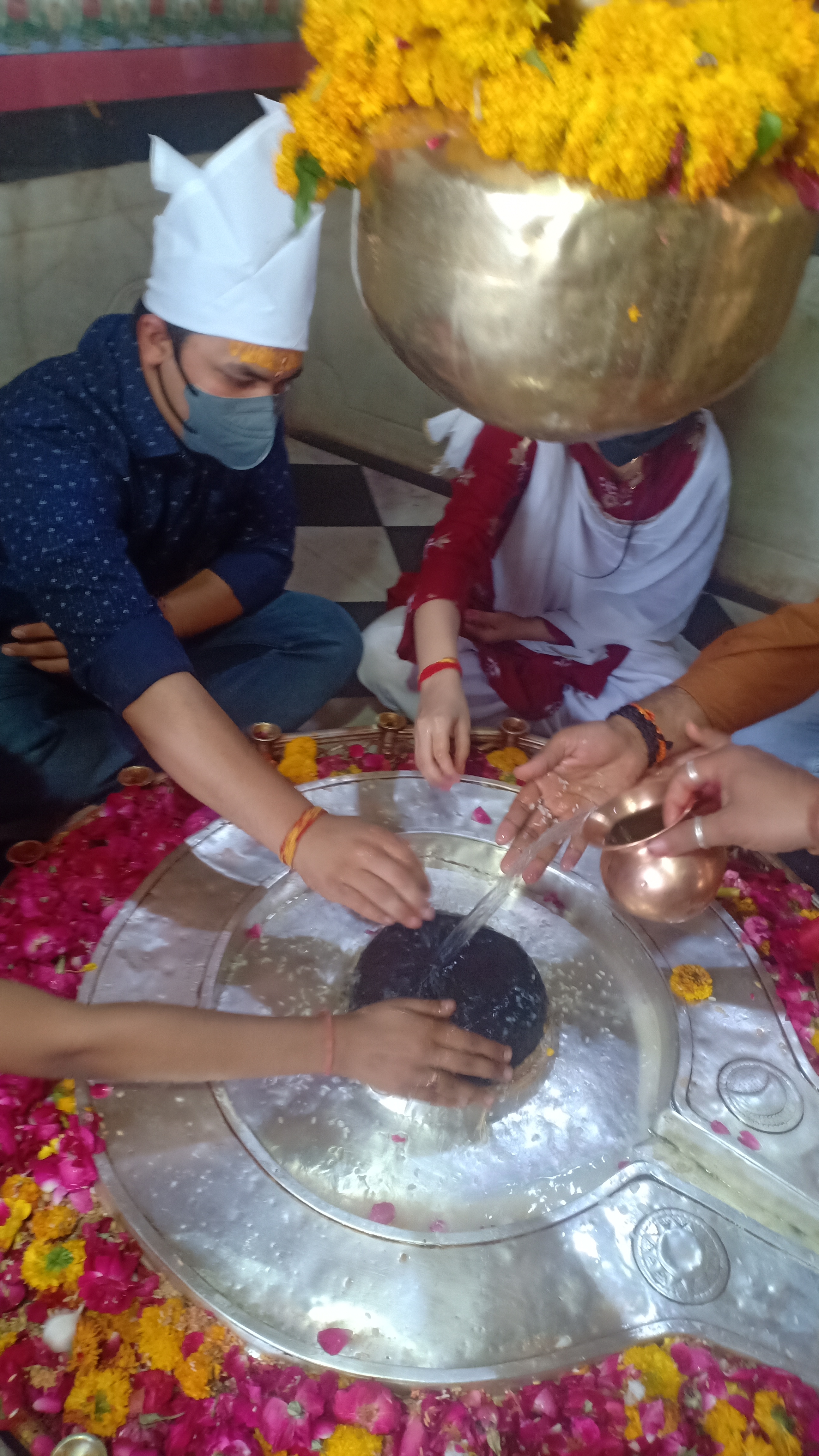 उज्जैन में मंगल भात पूजा कराते हुए शिवानी और शुभम